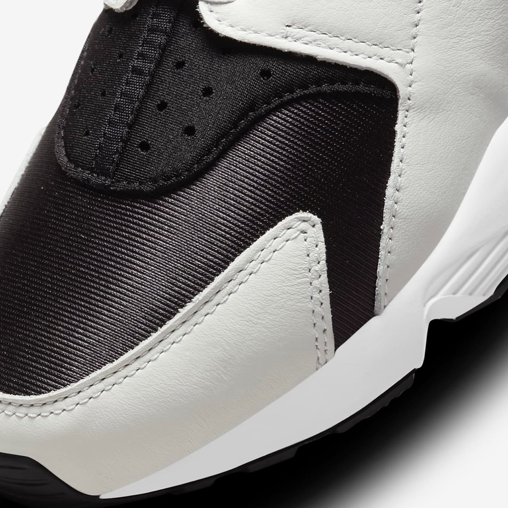 NIKE💥NIKE AIR HUARACHE BLACK AND WHITE💥 - Picture 4 of 10